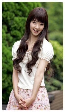 剛力彩芽、藤田ニコル風のコスプレを披露