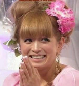 思わず二度見!? 浜崎あゆみ、限界ギリギリの肌出しショット公開で「セクスィ連発」「肌がぷるぷる！」