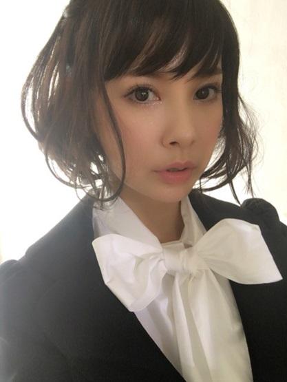 上原さくら　レアな黒髪ボブ姿公開、下ぶくれ顔に合うセット術も