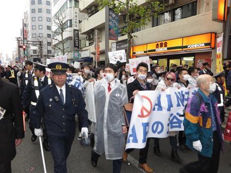 在日中国人、新宿で「反アパホテル」デモ　３００人超の警察官が出動 （サンケイスポーツ） - Yahoo!ニュース