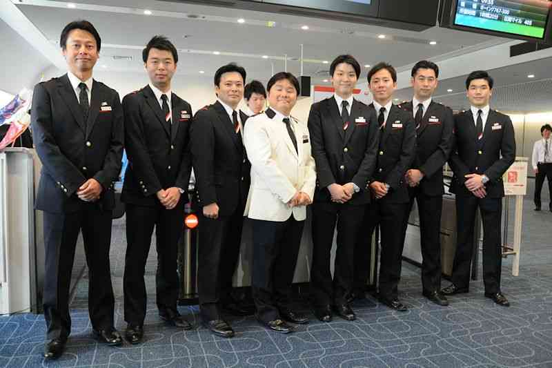 昔はシックなスーツだった!?過去100年のキャビンアテンドの制服の変化を再現した映像が面白い!