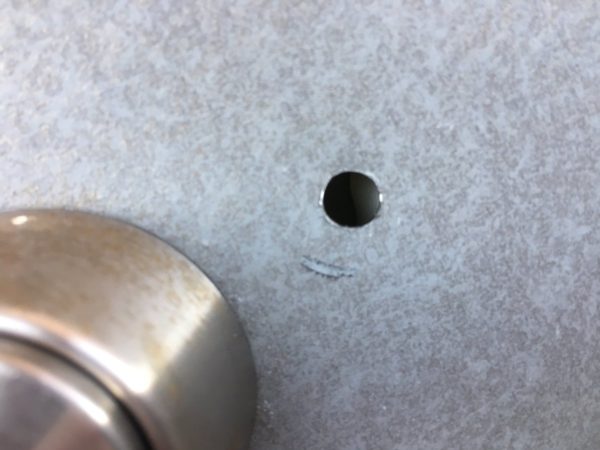 鍵の横に穴が開いていたら泥棒に入られた証拠