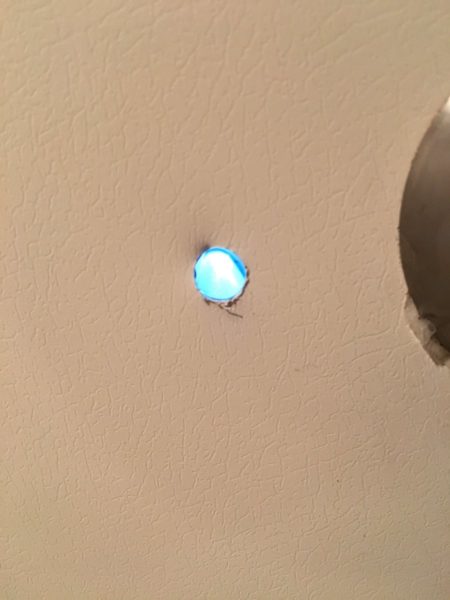 鍵の横に穴が開いていたら泥棒に入られた証拠