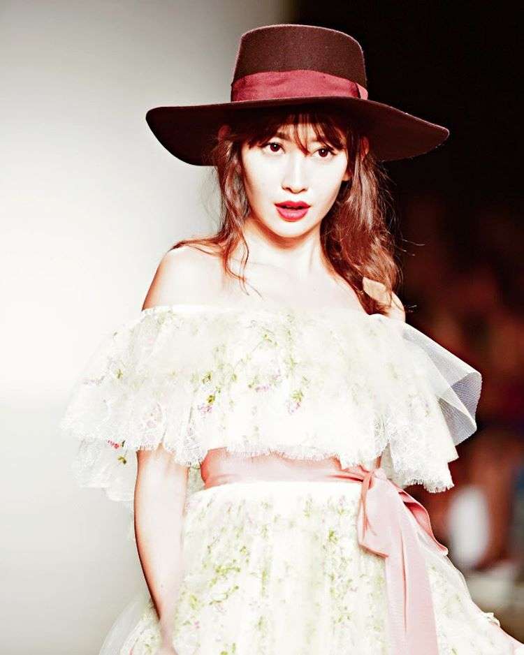 小嶋陽菜、梨花、水着ランウェイで天使の微笑み　ハワイでホノルル・ファッションウィーク開催