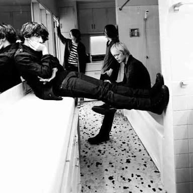 ONE OK ROCK最新MVでTakaが“American Girls”に追われる