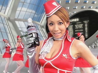 昔はシックなスーツだった!?過去100年のキャビンアテンドの制服の変化を再現した映像が面白い!