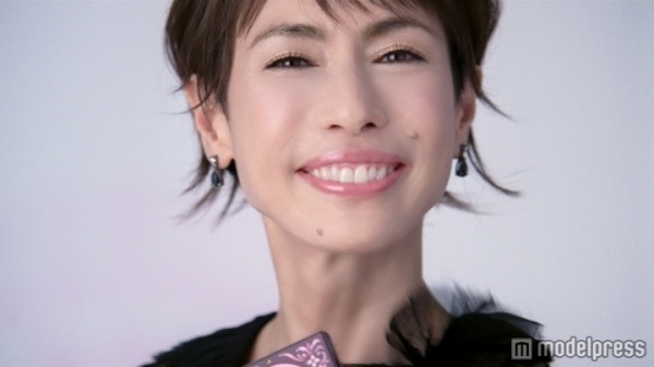 化粧品ポスターを貼って鑑賞するトピ