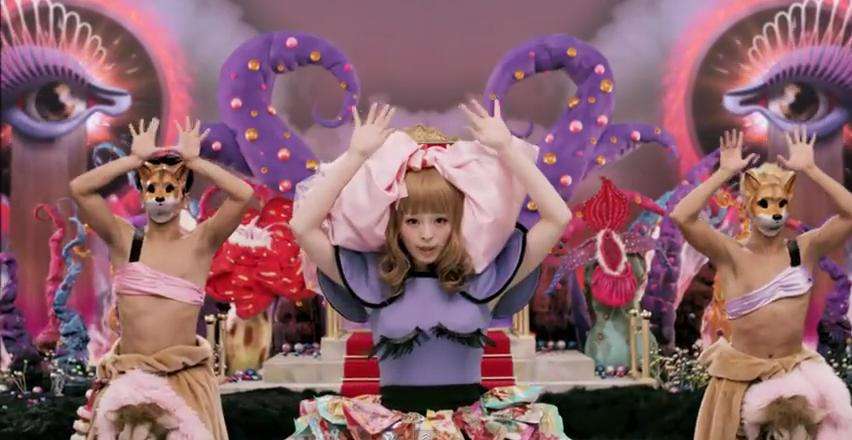 あるMV(ミュージックビデオ)の画像を貼って歌手と曲名が分かったらプラスを押すトピ