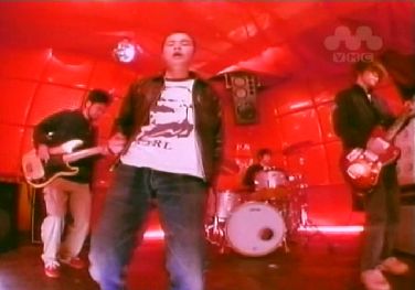 あるMV(ミュージックビデオ)の画像を貼って歌手と曲名が分かったらプラスを押すトピ