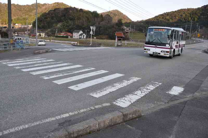 男性死亡：飲酒トラックから男児かばう　娘失い登校見守り - 毎日新聞