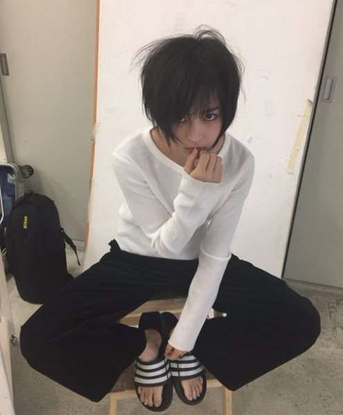 広瀬すず、デスノート“L”なりきりショットに反響「似てる」「Lでも可愛い」