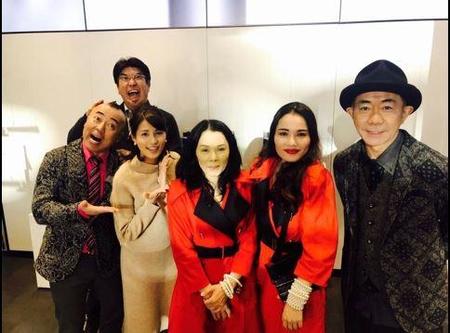 平野ノラ、実母とバブリー衣装着てとんねるずと記念撮影