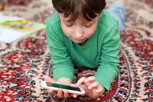 スマホでネット利用 高校生1日170分、中学生124分、小学生70分 青少年の「ネット依存」が改めて浮き彫りに