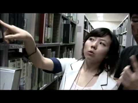 韓国人、図書館の洋書地図にある日本海の上に東海のシールを貼る - YouTube