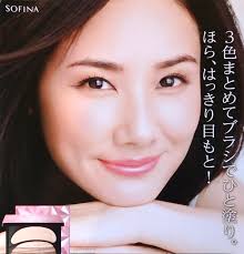 化粧品ポスターを貼って鑑賞するトピ