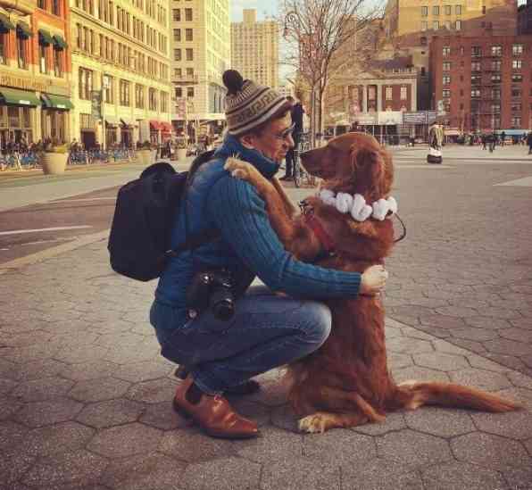 ハグが大好き！散歩中みんなにハグしちゃうゴールデン・レトリバー