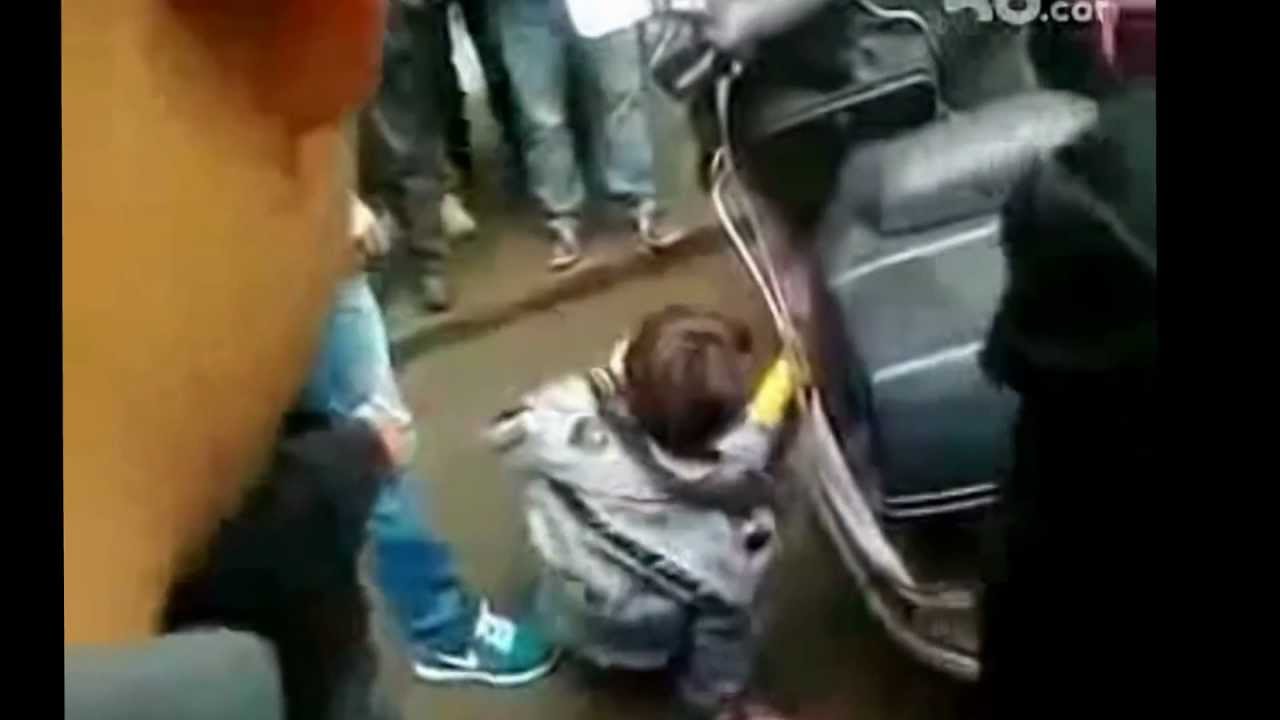 【恐怖の映像】大人が集団で子供をいじめています - YouTube