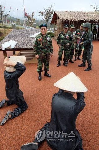 ライタイハン・・・韓国にはベトナム人虐殺を体験できるテーマパークが存在する。 ベトナム人の耳を斬って作ったと言われる首飾りをする韓国兵 : まとめ安倍速報