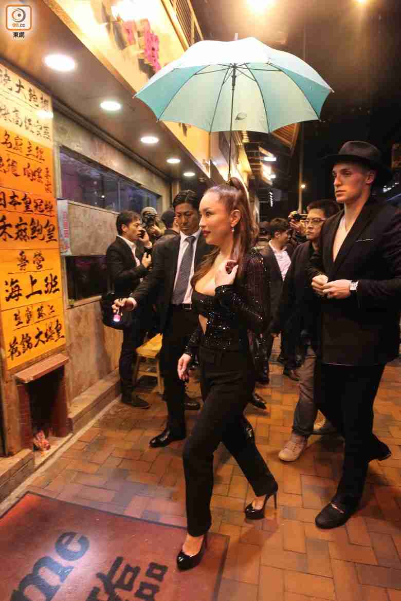 浜崎あゆみ、豊かな谷間強調の春色大人ドレス姿写真公開で「肌のぷるぷるなこと」「春の妖精かよっ」