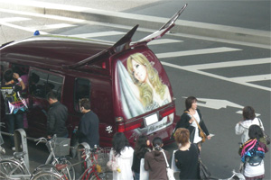 浜崎あゆみ、豊かな谷間強調の春色大人ドレス姿写真公開で「肌のぷるぷるなこと」「春の妖精かよっ」