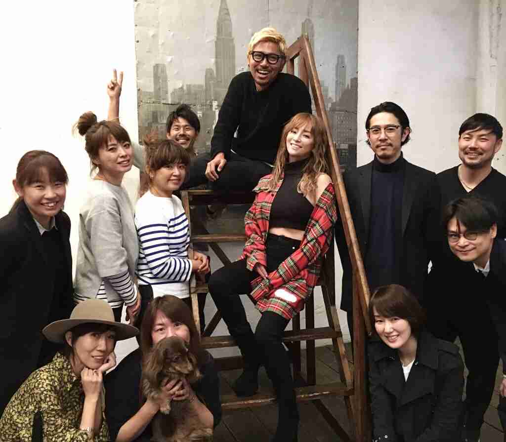 浜崎あゆみ、豊かな谷間強調の春色大人ドレス姿写真公開で「肌のぷるぷるなこと」「春の妖精かよっ」