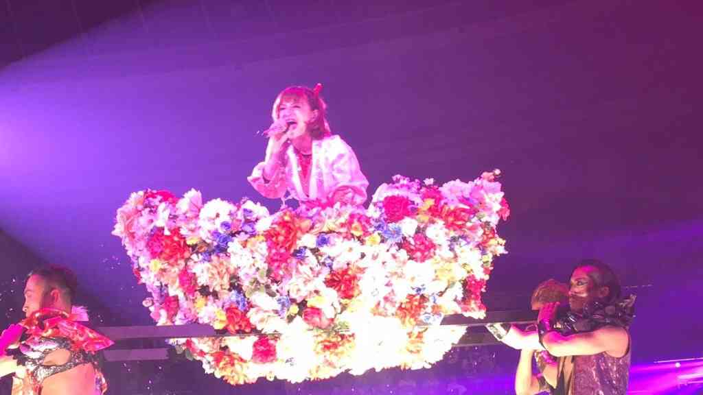 浜崎あゆみ、豊かな谷間強調の春色大人ドレス姿写真公開で「肌のぷるぷるなこと」「春の妖精かよっ」