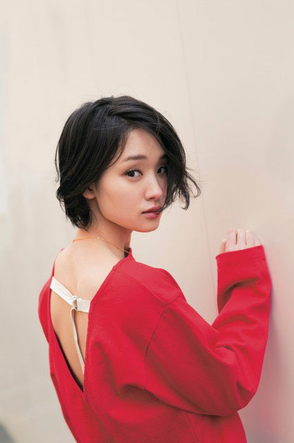 剛力彩芽、メンズ雑誌「OCEANS」で