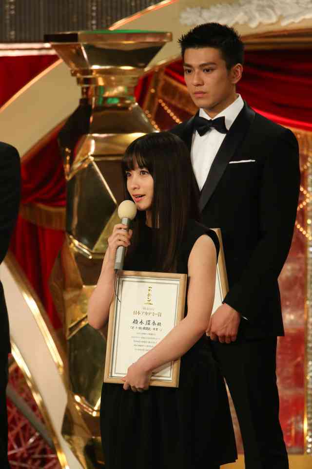 真剣佑、黒髪ショートヘアに大反響!「かっこよすぎた」「男臭くなった」
