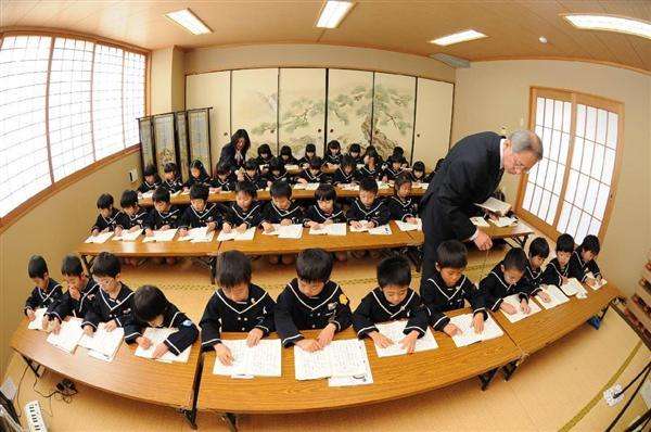 【関西の議論】安倍首相夫人・アッキーも感涙…園児に教育勅語教える“愛国”幼稚園　「卒園後、子供たちが潰される」と小学校も運営へ - 産経WEST