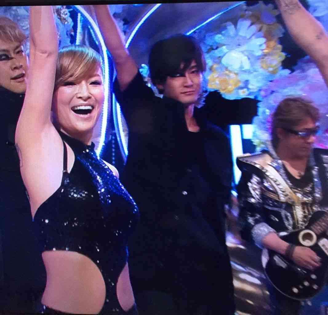 浜崎あゆみ、豊かな谷間強調の春色大人ドレス姿写真公開で「肌のぷるぷるなこと」「春の妖精かよっ」