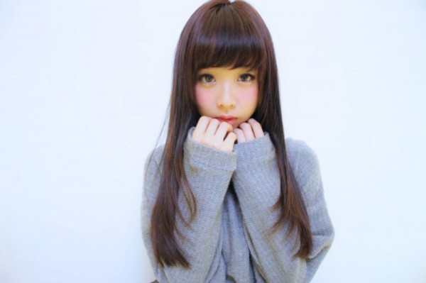 「仕事しろ！」仕事中もカワイイを狙う女子のモテ仕草…男子には不評