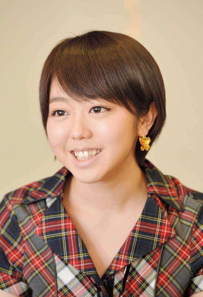大島優子、クラゲに見入るめがね姿が幻想的 峯岸みなみと水族館デート