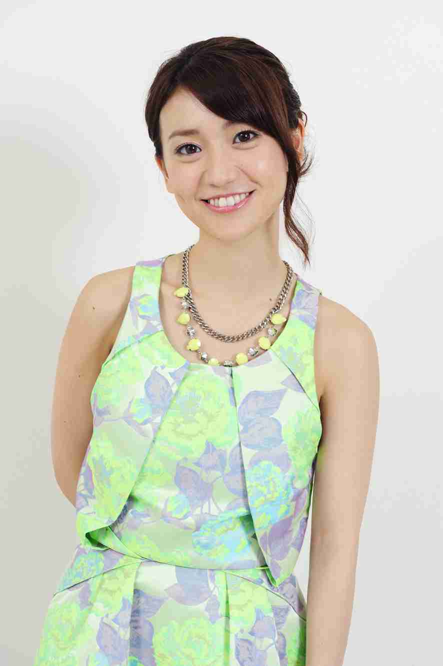 大島優子、クラゲに見入るめがね姿が幻想的 峯岸みなみと水族館デート