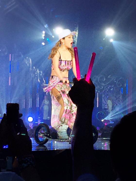 浜崎あゆみ、豊かな谷間強調の春色大人ドレス姿写真公開で「肌のぷるぷるなこと」「春の妖精かよっ」