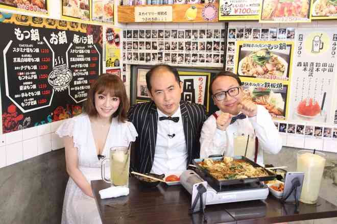 浜崎あゆみ、豊かな谷間強調の春色大人ドレス姿写真公開で「肌のぷるぷるなこと」「春の妖精かよっ」