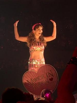 浜崎あゆみ、豊かな谷間強調の春色大人ドレス姿写真公開で「肌のぷるぷるなこと」「春の妖精かよっ」