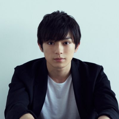 真剣佑、黒髪ショートヘアに大反響!「かっこよすぎた」「男臭くなった」