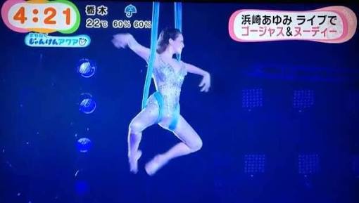 浜崎あゆみ、豊かな谷間強調の春色大人ドレス姿写真公開で「肌のぷるぷるなこと」「春の妖精かよっ」