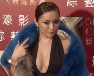 浜崎あゆみ、豊かな谷間強調の春色大人ドレス姿写真公開で「肌のぷるぷるなこと」「春の妖精かよっ」