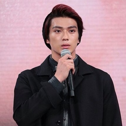 真剣佑、黒髪ショートヘアに大反響!「かっこよすぎた」「男臭くなった」