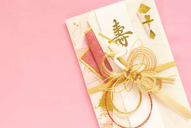 お金がなくても兄弟への結婚のお祝いは5万円以上が常識ですか？