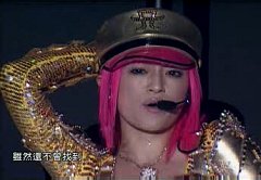 浜崎あゆみ、豊かな谷間強調の春色大人ドレス姿写真公開で「肌のぷるぷるなこと」「春の妖精かよっ」