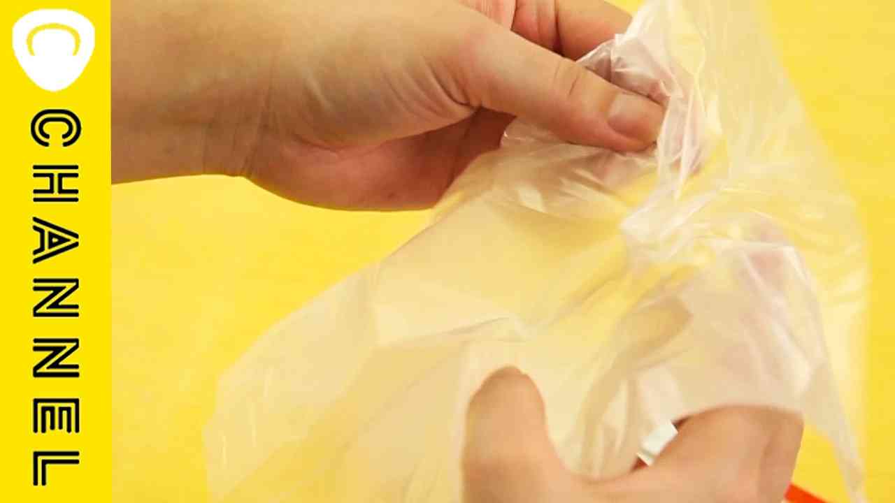 ポリ袋の口を簡単に開ける裏技 │How to Easily Open a Plastic Bag - YouTube