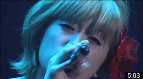 浜崎あゆみ、豊かな谷間強調の春色大人ドレス姿写真公開で「肌のぷるぷるなこと」「春の妖精かよっ」