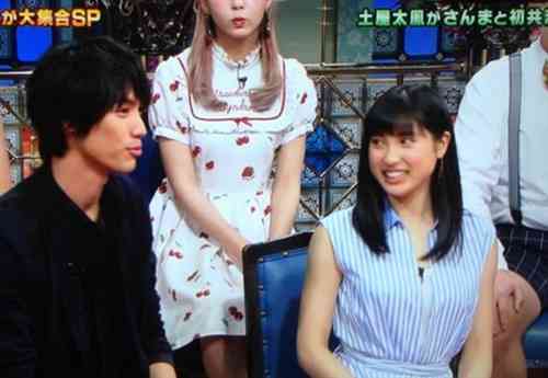 土屋太鳳、大胆肩見せ＆美脚ワンピースで登場…