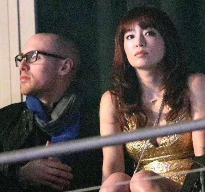 浜崎あゆみ、豊かな谷間強調の春色大人ドレス姿写真公開で「肌のぷるぷるなこと」「春の妖精かよっ」