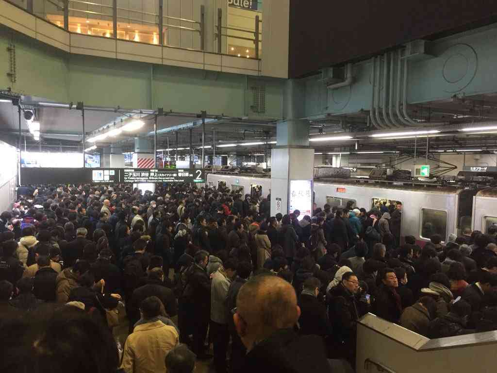 満員電車でスマホをいじる人への不満爆発「そこまでしていじりたい?」
