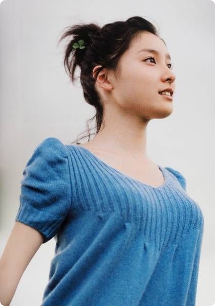 土屋太鳳、大胆肩見せ＆美脚ワンピースで登場…