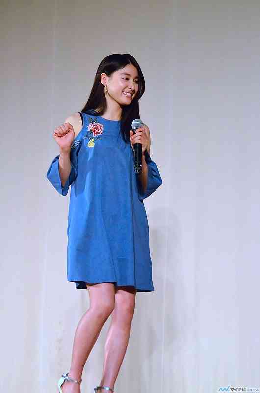 土屋太鳳、大胆肩見せ＆美脚ワンピースで登場…