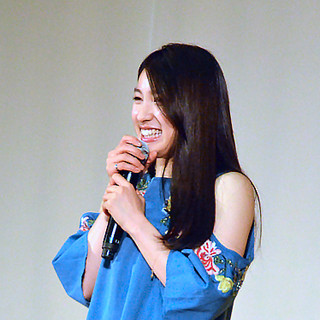 土屋太鳳、大胆肩見せ&美脚ワンピースで登場 - ”かわいさ”の裏側明かす | マイナビニュース